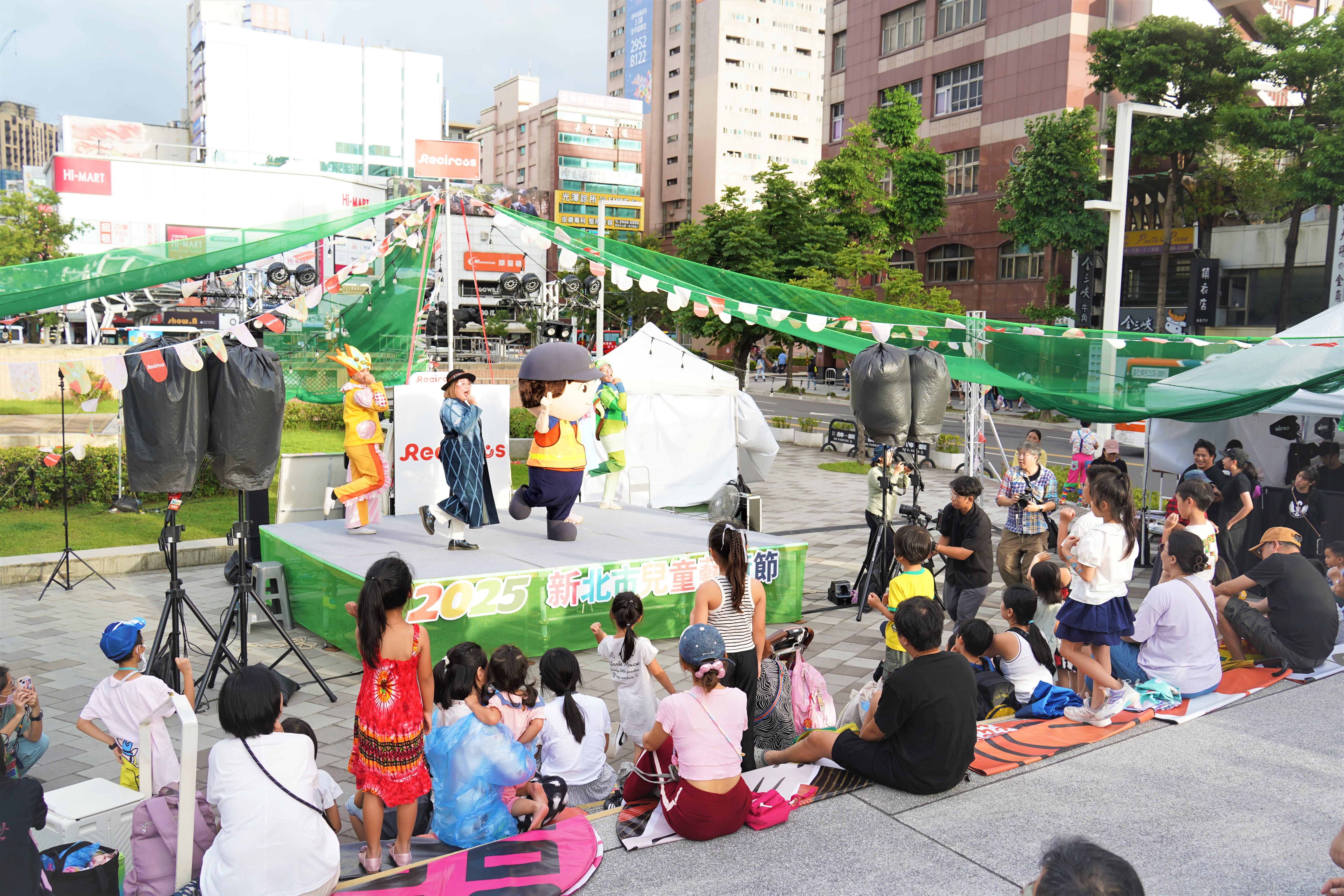 劇中透過角色互動與帶動跳,將垃圾減量、資源回收及減塑觀念融入情節中,讓孩童在輕鬆氛圍中學習海洋保育,演出結尾,全場觀眾不僅熱情參與帶動跳,更一同喊出「守護海洋 讚讚讚!」,在歡笑與掌聲中,大家收穫滿滿